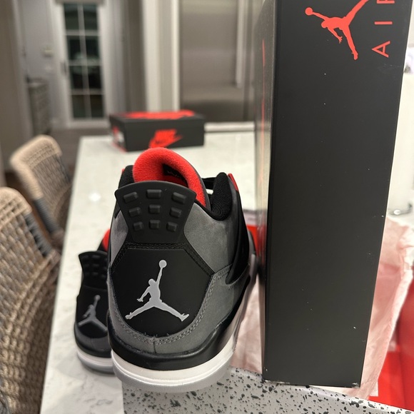 Air Jordan 4 Retro - Picture 8 of 9